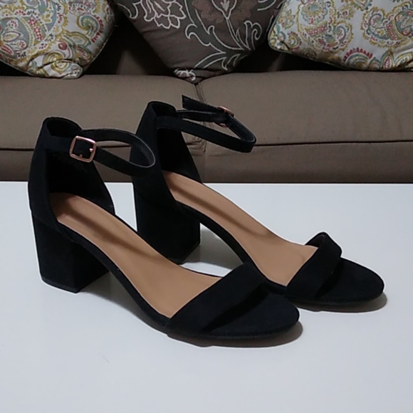 Rouge Helium Shoes - New black low block heel sandals without tags
